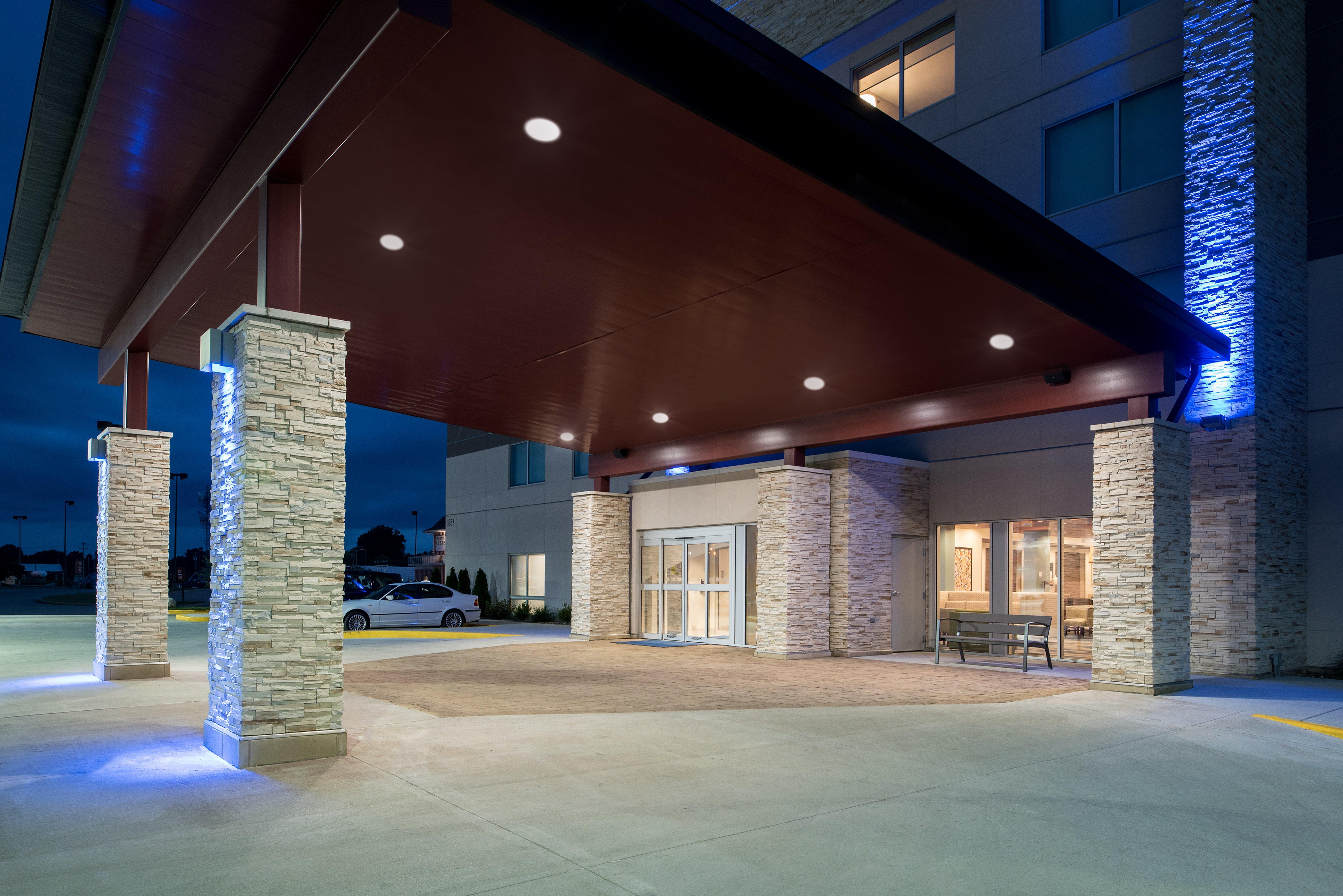 Holiday Inn Express & Suites Kingdom City By Ihg Bagian luar foto